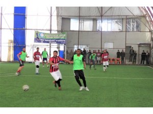 Siyahi futbolcu turnuvaya renk kattı