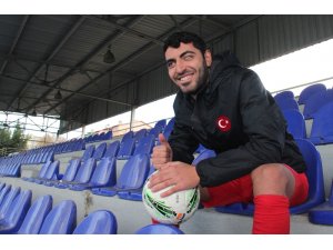 Yüzücü olmak isterken gözlerini kaybeden Mehmet Dinçer hayata futbolla tutundu