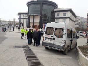 Kırmızı ışıktan bekleyen minibüse arkadan tır çarptı; 2 yaralı