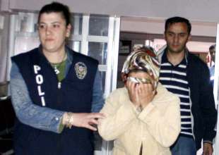 Aşığı ile bir oldu kocasını öldürdü