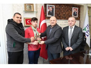 Başkan Tavlı, başarılı sporcuyu ödüllendirdi