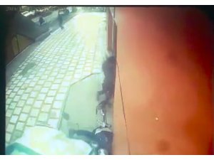 Otomobil açıköğretim ofisine daldı: 1 ölü, 2 yaralı