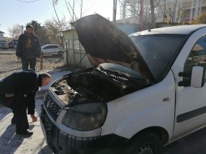Alevlere teslim olan aracı küle dönmekten itfaiye kurtardı
