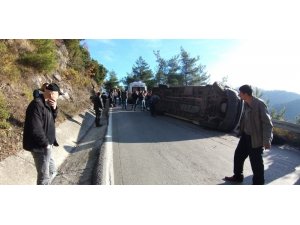 İşçi servisi devrildi; 4 yaralı