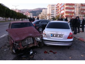 Sürücüsü olmayan araç 3 otomobile çarptı: 2 yaralı