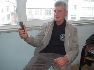 Yolda bulduğu telefonu sahibine verdi