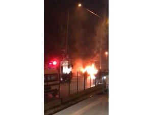 Seyir halindeki otomobil alev alev yandı, 3 kişi ölümden döndü