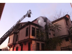 İzmit’te tarihi ahşap binada çıkan yangın büyük hasara neden oldu