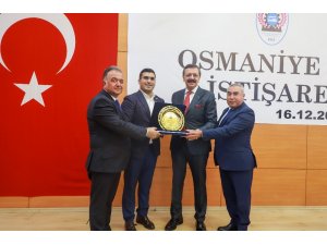 Sunar Özlem’e plaketini Hisarcıklıoğlu takdim etti