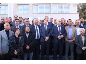 CHP’li yöneticilerden Urla Belediyesi önünde açıklama
