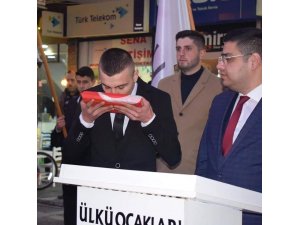 Atama yapılan başkana meydanda görev teslim edildi
