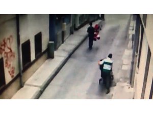 Yabancı uyruklu hırsızlar ikizlerin bebek arabasını böyle çaldı