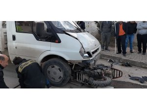 Kamyonetin altına giren motosikletten yaralı kurtuldu