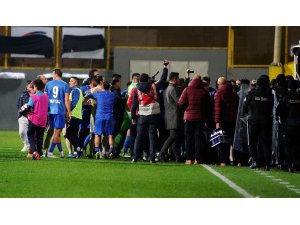 Tuzlaspor - Galatasaray maçının ardından saha karıştı