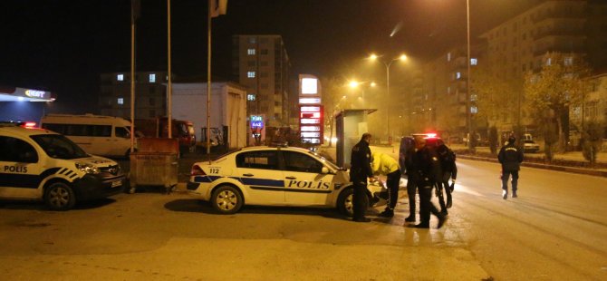 Konya'da "dur" ihtarına uymayan otomobilin çarptığı polis memuru yaralandı
