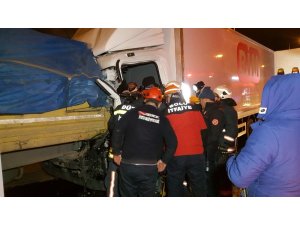Tem Boludağı Tünel çıkışında kamyon tıra arkadan çarptı: Kamyon sürücüsü yaralandı