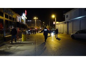 Eğlence mekanından çıkarıldığı iddia edilen şahıs silahla dehşet saçtı: 1’i ağır 4 yaralı