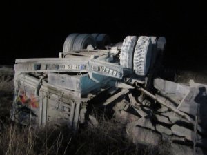 Afyonkarahisar'da yolcu otobüsü ile kamyon çarpıştı: 10 yaralı