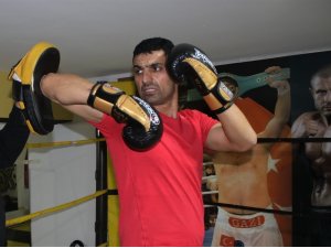 11 yıl aradan sonra ringlere şampiyon olarak geri döndü