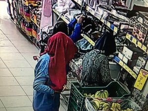 Çocuklarının gözü önünde hırsızlık yapan anne kameralara yakalandı