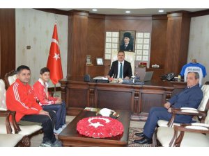 Vali Akbıyık, Balkan şampiyonunu altınla ödüllendirdi