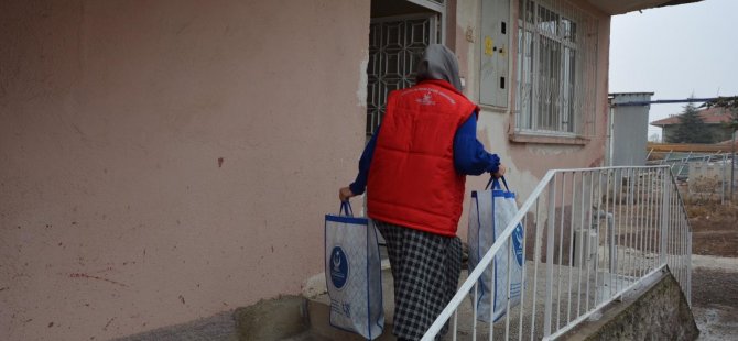 Kahramankazan Belesiyesi'nden çocuklara giyecek yardımı