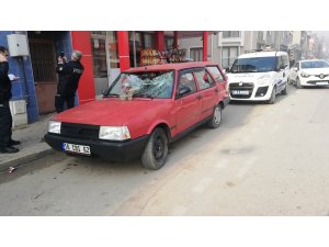Babasının arabasını parçaladı