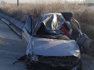 Hurdaya dönen araçtan sağ çıktı