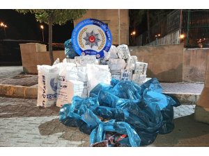 Yemlerin arasına gizlenmiş 20 bin paket kaçak sigara ele geçirildi