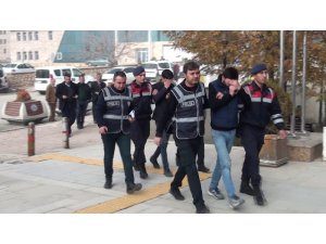 Çalıntı otomobil ile mazot çalan  2 şüpheli yakalandı