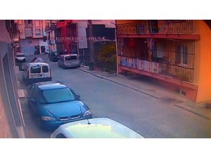 Bebek arabasını, el arabası ile çalıp götürdü