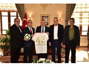 Akhisarspor yeni yönetiminden Vali Deniz’e ziyaret