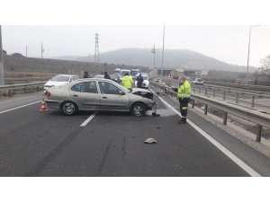 Otomobil bariyerlere çarptı; 2 yaralı
