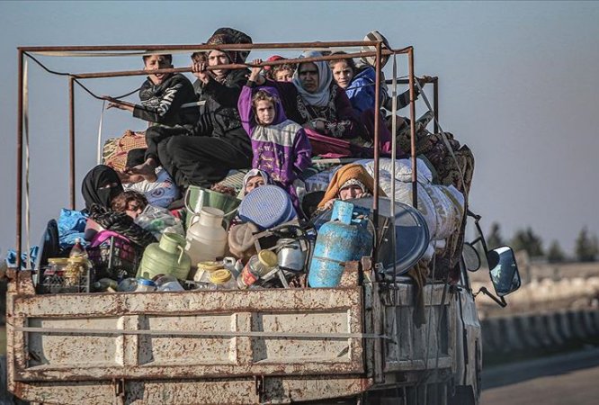 İdlib'de son 24 saatte 12 bin sivil yerinden edildi