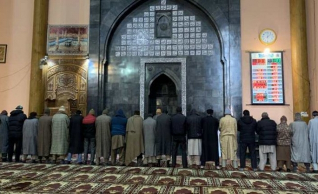 Cammu Keşmir'in en büyük camisinde 4,5 ay sonra ilk namaz