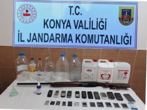 Evinde sahte rakı üretirken yakalandı