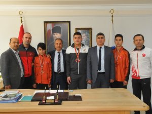 Şampiyon sporcular altınla ödüllendirildi