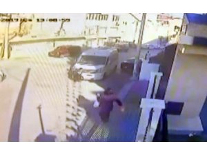İndiği servisin altında kalan öğrenci yaralandı, kaza anı kamerada