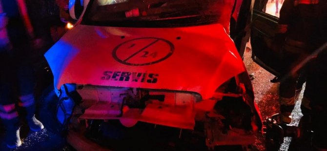 Otobüs ile hafif ticari araç çarpıştı: 2 ölü