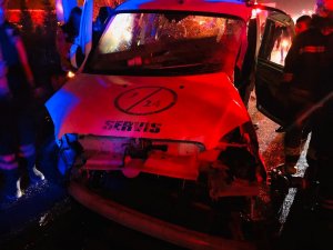 Otobüs ile hafif ticari araç çarpıştı: 2 ölü