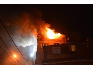 Beyoğlu’nda iki binanın en üst katları alev alev yanarak kül oldu