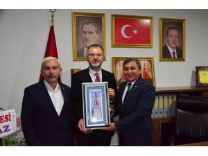 Başkan Arif Teke,  Ceyhun’a Şehit Sancaktar Anıtı’nın el yapımı tablosunu hediye etti