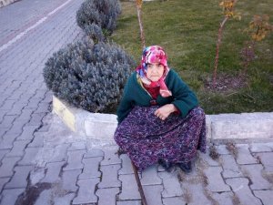 Bir haftada eşini kanserden kaybetti, evi yandı, 78 yaşında yarı felç sokakta kaldı