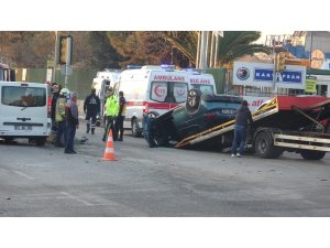 Engelli çocukları taşıyan servis minibüsü ile otomobil çarpıştı: 5 yaralı