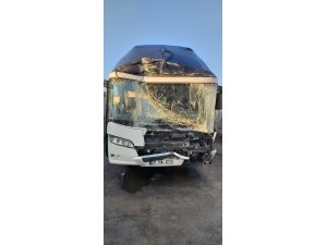 Aksaray'da yolcu otobüsü tıra çarptı: 4 yaralı