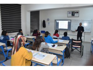 Tekerlekli sandalyeyle okula giden Kardelen'e en büyük destek arkadaşından