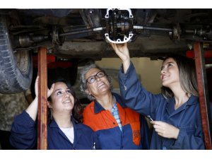 Otomobilin "kadın ustaları" olabilmek için ter döküyorlar