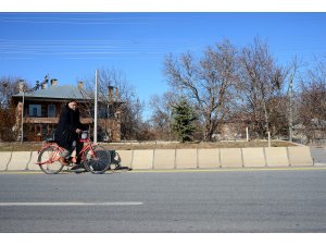 Her gün bisikletiyle gittiği atölyesinde 35 yıldır baston üretiyor