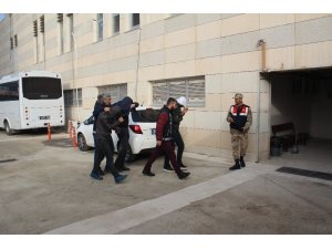 Polisin "Şok" uygulamasından kaçarken uyuşturucu atan 3 şüpheli yakalandı