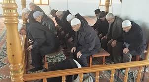 Diyanet İşleri Başkanının talimatına rağmen tabureler camilerde kullanılıyor!